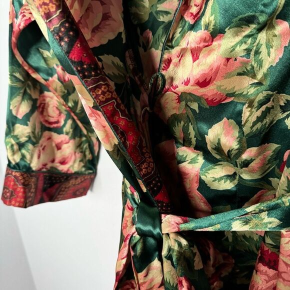 Amelia’s floral wrap robe size large - Picture 3 of 5
